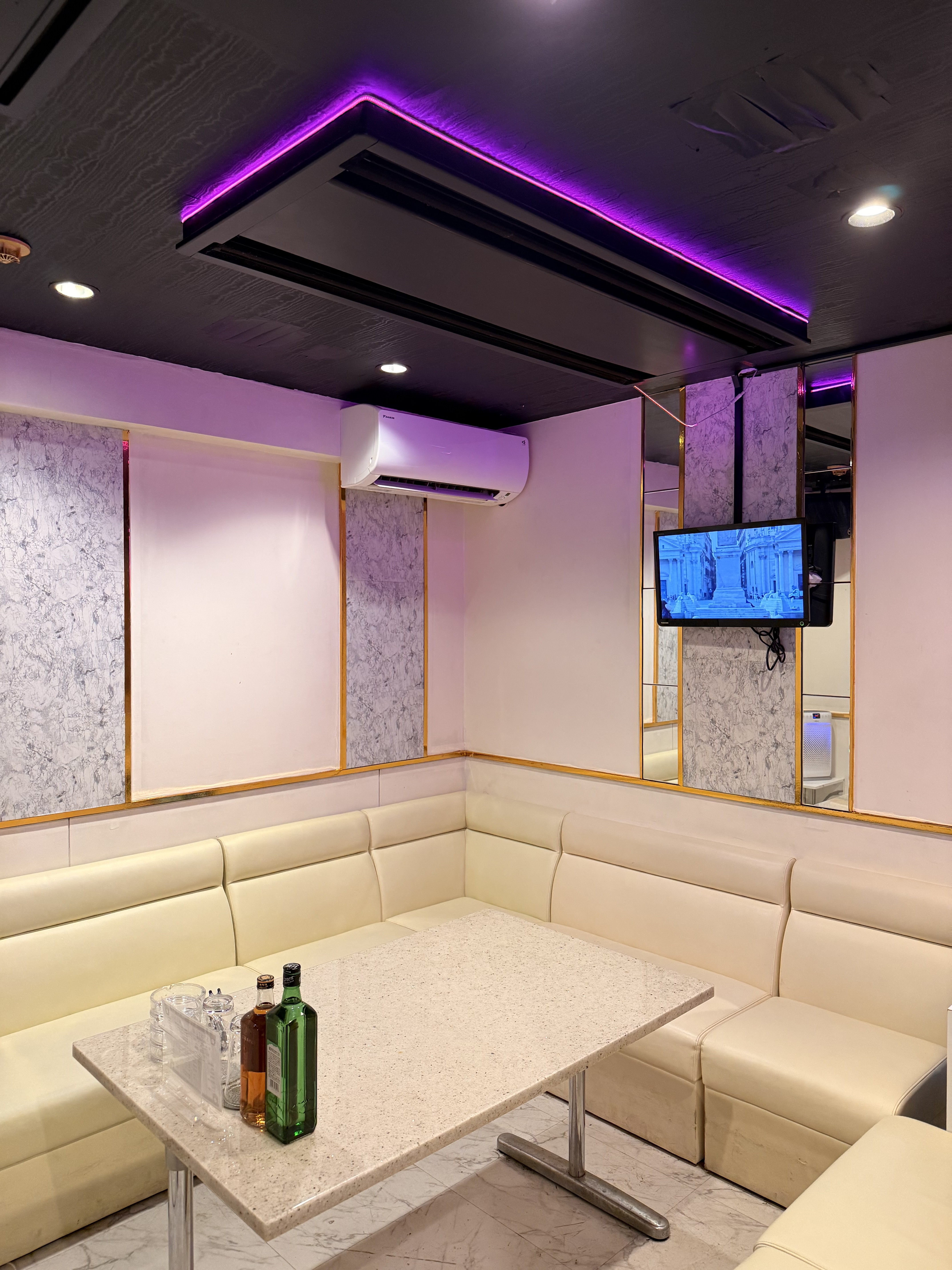 パイ(乳)ターズ店内 1